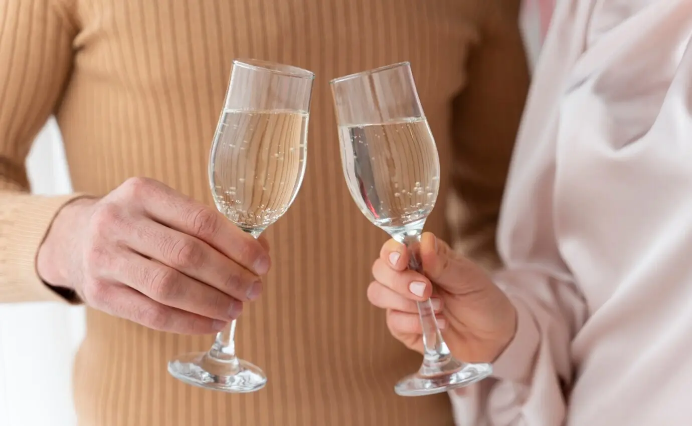 Paar, das die Valentinstagsfeier genießt.