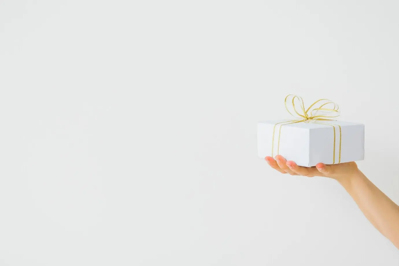 Hand mit verpackter Geschenkbox